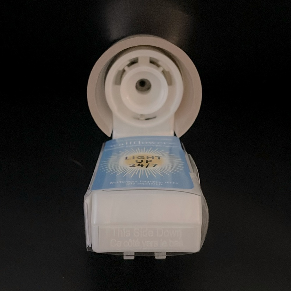 Bath & Body Works Rose Gold Light Up WallFlower Plug - Picture 3 of 3